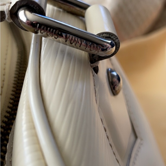 Louis Vuitton - Picture 6 of 10